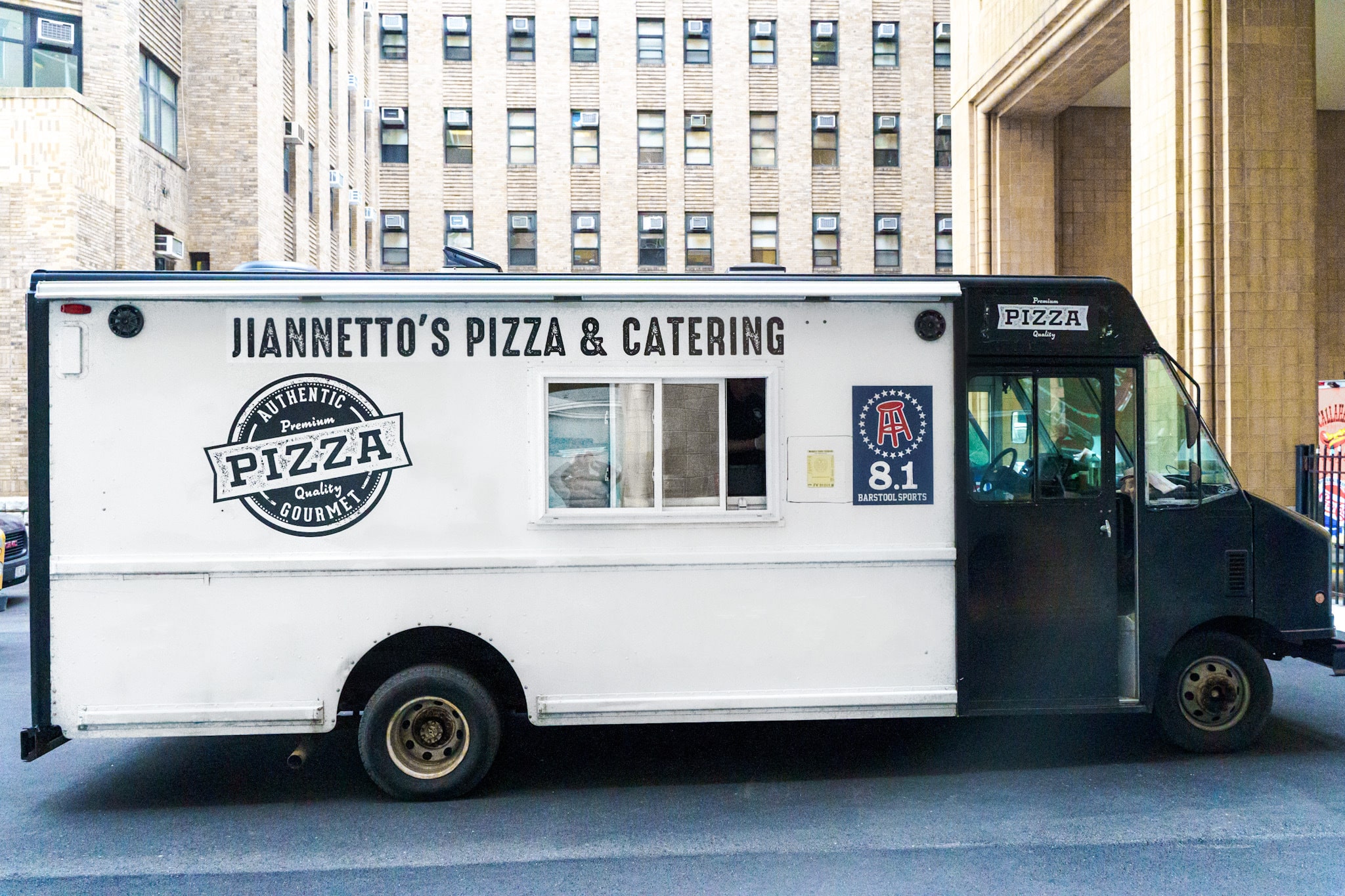 jiannetto's pizza truck with barstool rating displayed