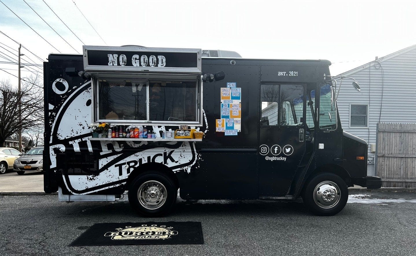 No good burger food truck parked for service