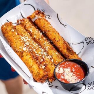What's crispy on the outside & warm and gooey on the inside? 🤤 The iconic mozz sticks from the one and only @bigmozz food truck. ⁠
⁠
Book Big Mozz food truck to cater your private event through our website! ⁠
⁠
 📸 @plates4plates @lifoodtravels