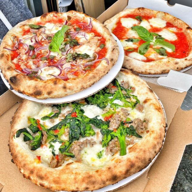 Fridays are for pizza parties 🍕 pizzavitale serves the best Neapolitan style pizza in New York. Book their pizza truck for your next event through our website 🔗 link in bio