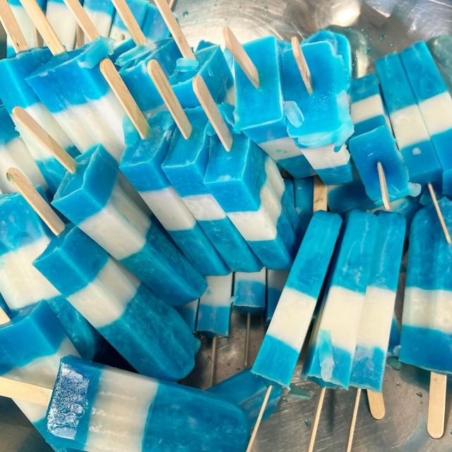 Keep cool this summer with andysitalianices Blue Raspberry & Lemon Popsicles! 🧊🍋💙 All popsicles are made to order, so you can choose any flavor combinations you can think of 💭 from school and team colors to company colors, the possibilities are endless! ⁠
⁠
Book Andy's Italian Ices food truck for your private event through our website 🔗 NYFTA.org ⁠