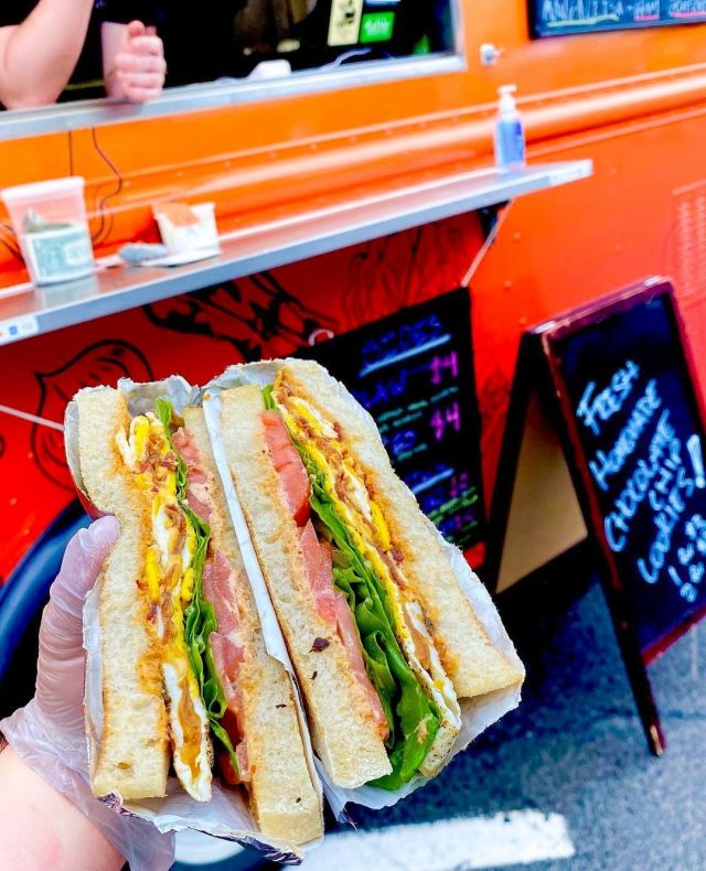 How do you take your bacon egg and cheese? 🥓🍳🧀 We prefer the deluxe version from handheldkitchen made with lettuce, tomato and their house aioli! ⁠
⁠
Book Hand Held Kitchen sandwich food truck for your next event through our website 🔗NYFTA.org