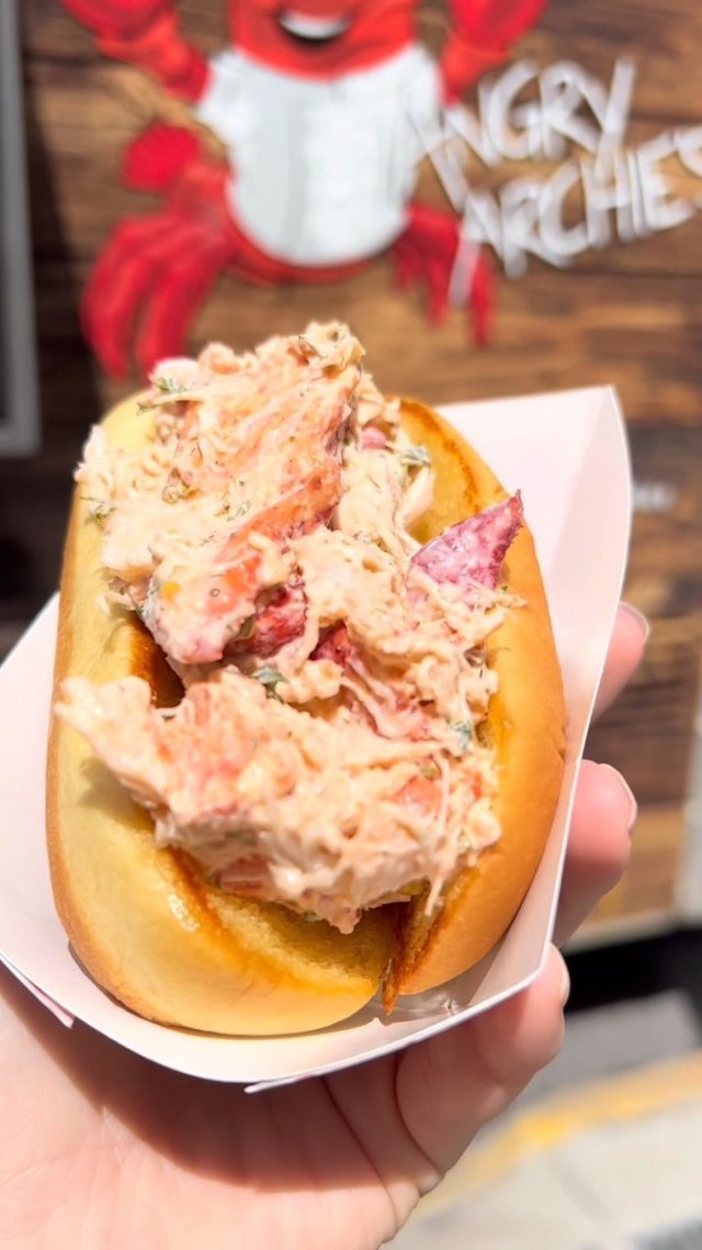 We’ve got summer & angry_archies on our mind ☀️🦞Book Angry Archie’s food truck to cater your private event through our website 🔗 Link in bio 

#foodtruck #foodtruckfood #foodtruckfriday #seafoodcatering #lobsterroll #lobster #newforkcity #eastcoastfoodies #corporatecatering #seafoodtruck #lobstertruck #foodtrucklife #foodtruckfestival #foodtruckers #nyceeeeeats #eaterny #eventcatering