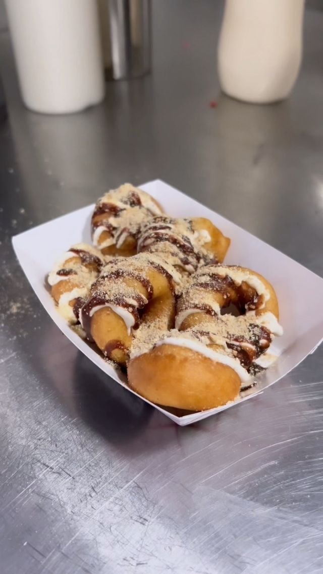 Mini donuts are always a crowd pleaser 🍩 minidonutsnyc 

#minidonuts #foodtruckfood #nyceats