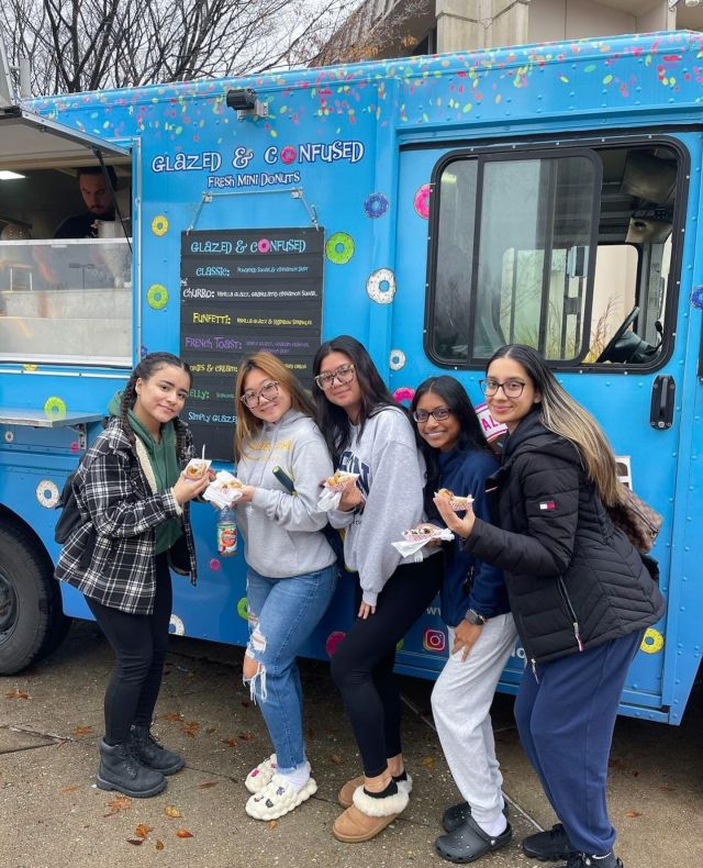 The Adelphi University Student Nurses Association (au_sna) made students' days a little sweeter with fresh mini donuts from Glazed & Confused 🥰🍩⁠
⁠
Interested in having these sweet treats at your event? Contact us today to book the Glazed & Confused food truck!