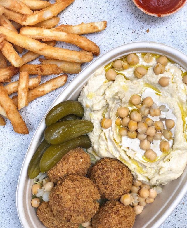 Wait.. no one told you there are food trucks with healthy options?! moshesfalafel is not only kosher & vegan, but incredibly delicious too. Don’t knock falafel til you try it 🌱
